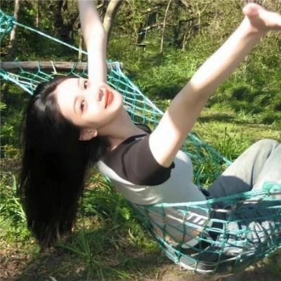 她在这里